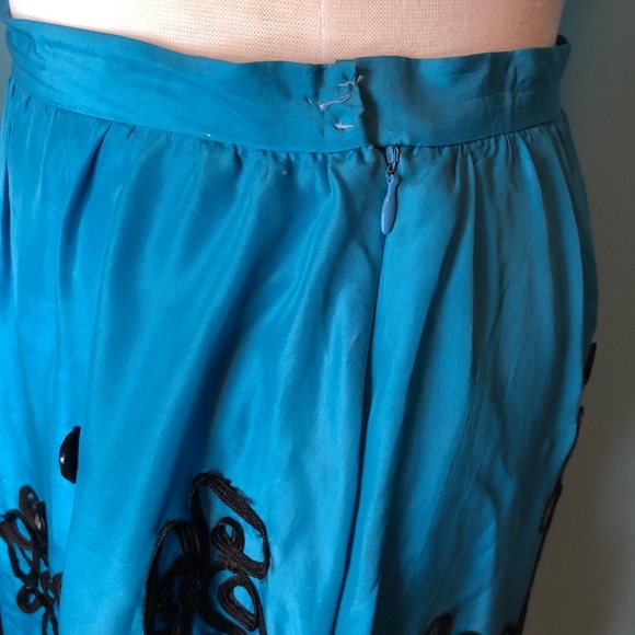 WD-NY silk skirt. Size 4 fixer upper. - Picture 9 of 13